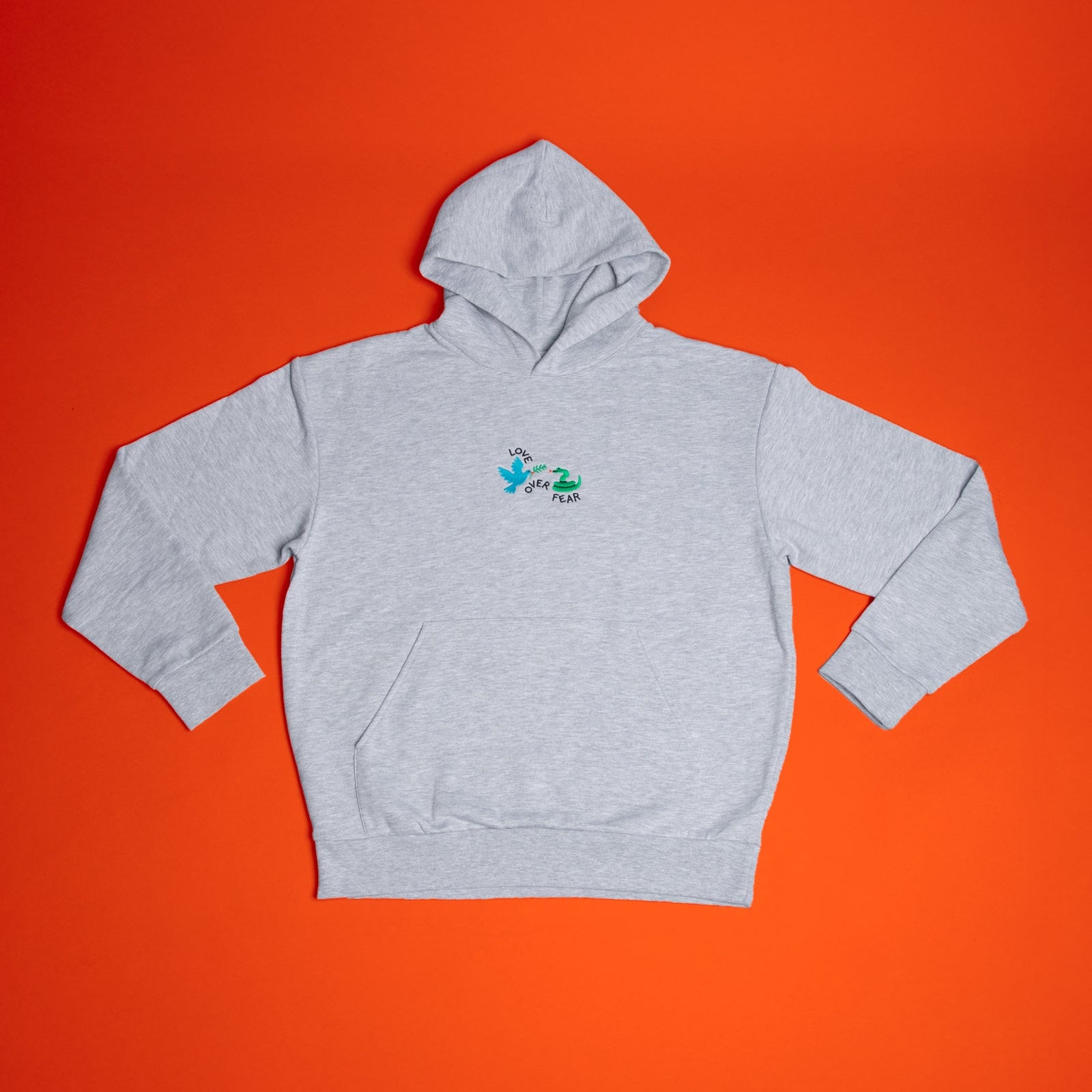 Hoodie Love over fear - Gris pâle